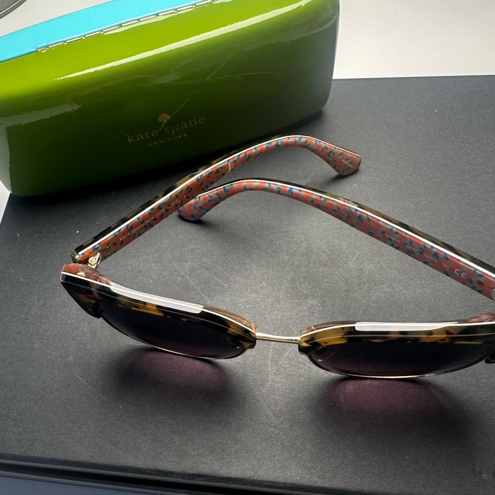 Authentic Kate Spade New York sunglasses. Comes with case - Picture 3 of 5